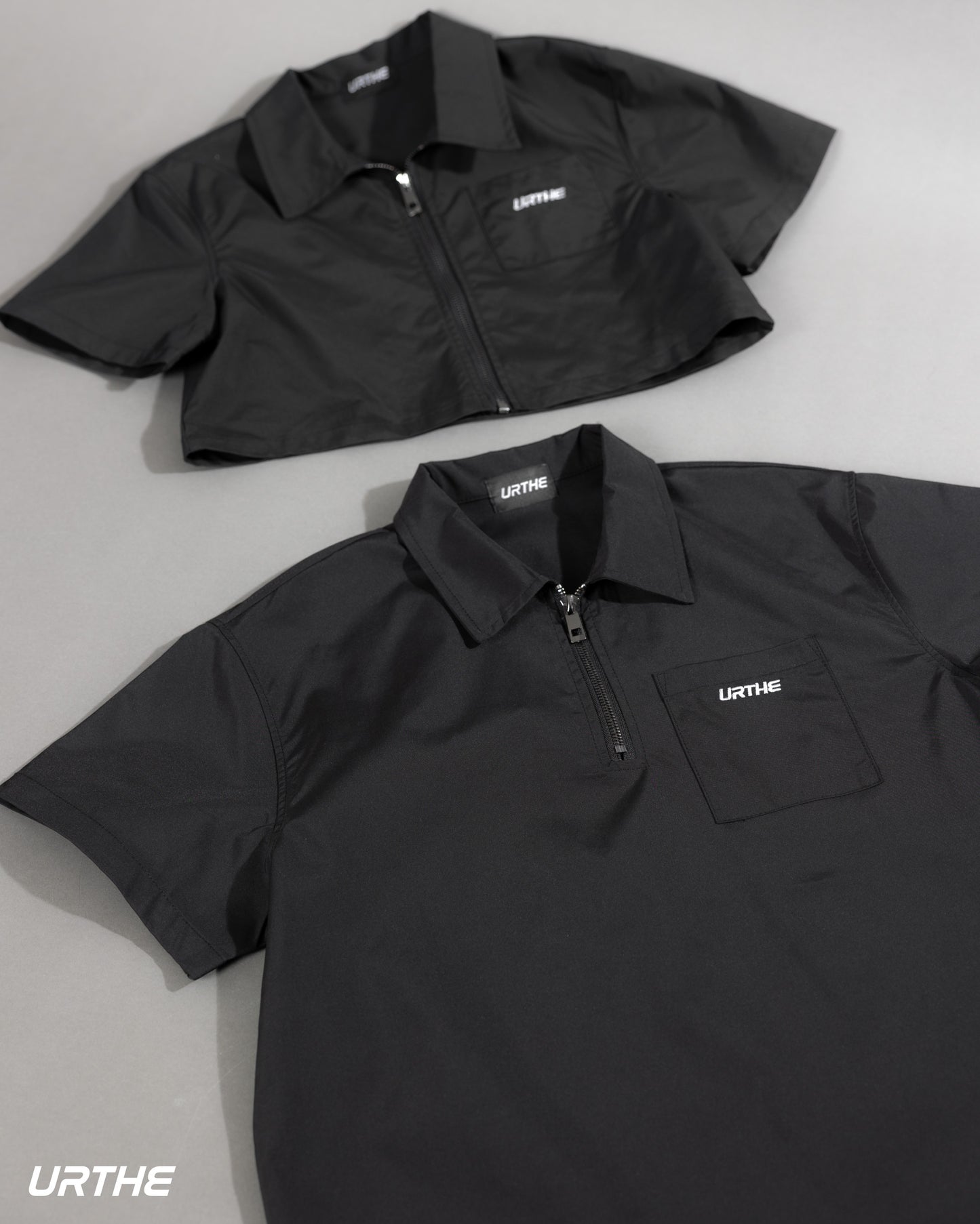 URTHE - เสื้อโปโล แขนสั้น ปักโลโก้ รุ่น ZIP POLO 2.0