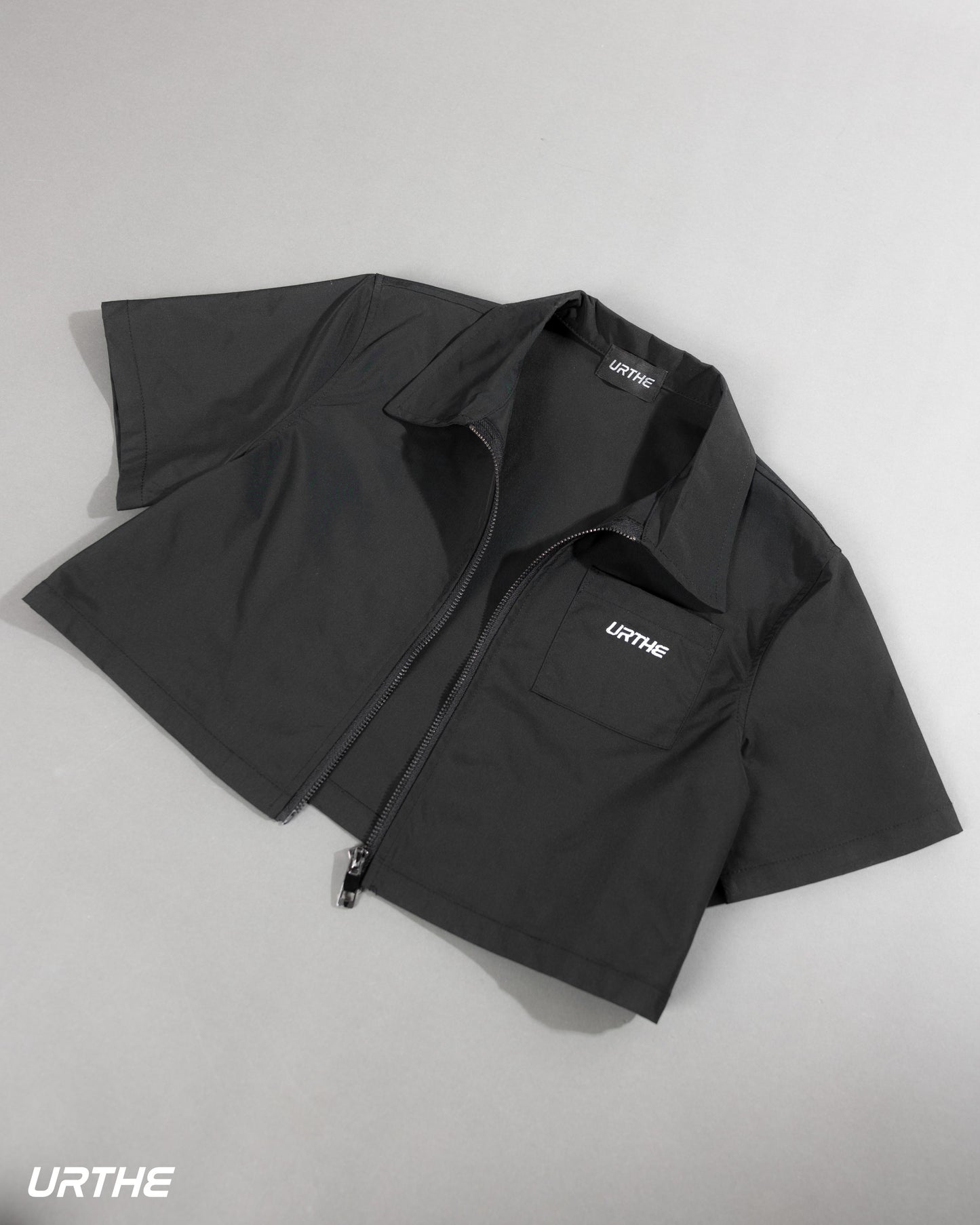 URTHE - เสื้อโปโล แขนสั้น ปักโลโก้ รุ่น ZIP POLO 2.0