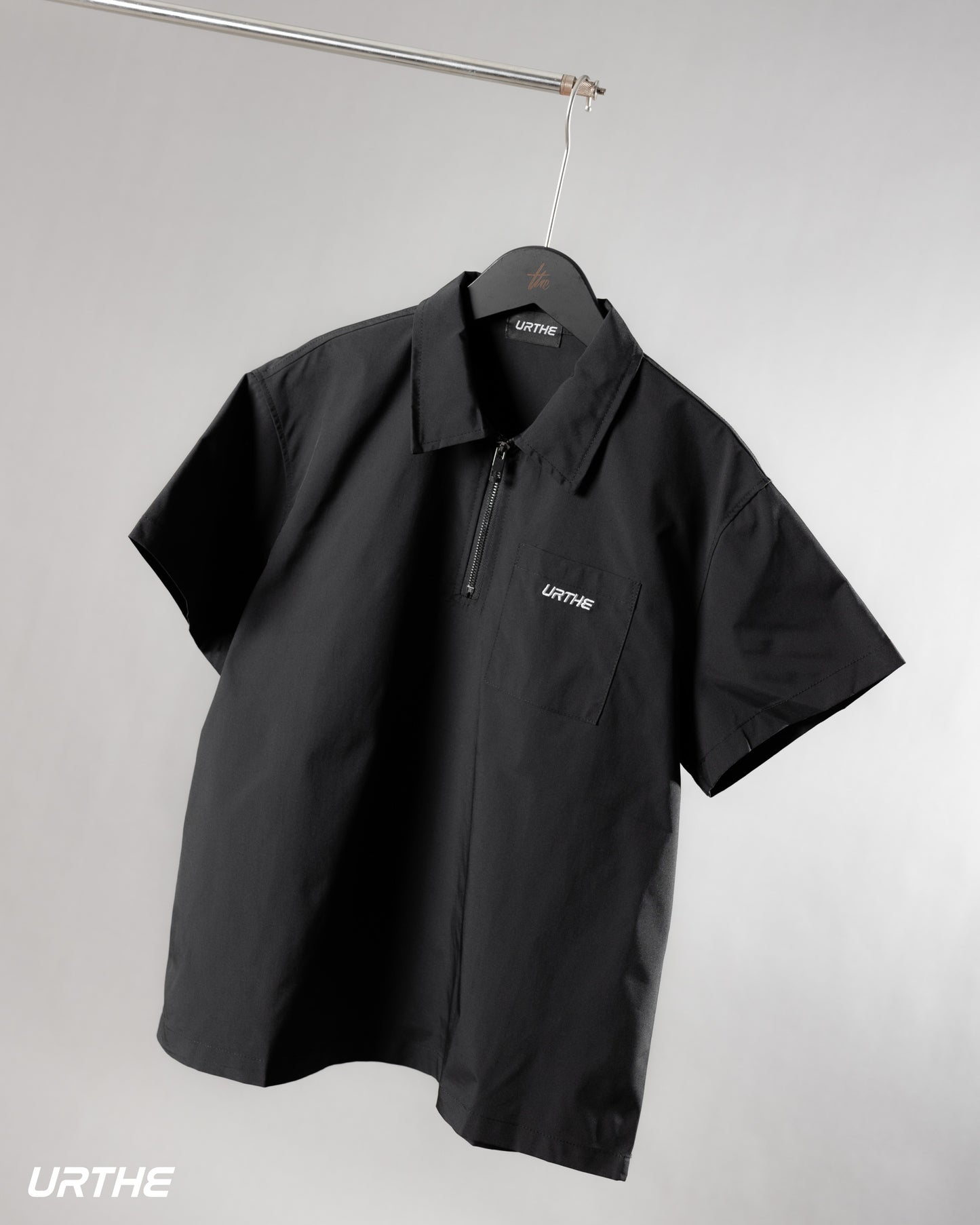 URTHE - เสื้อโปโล แขนสั้น ปักโลโก้ รุ่น ZIP POLO 2.0