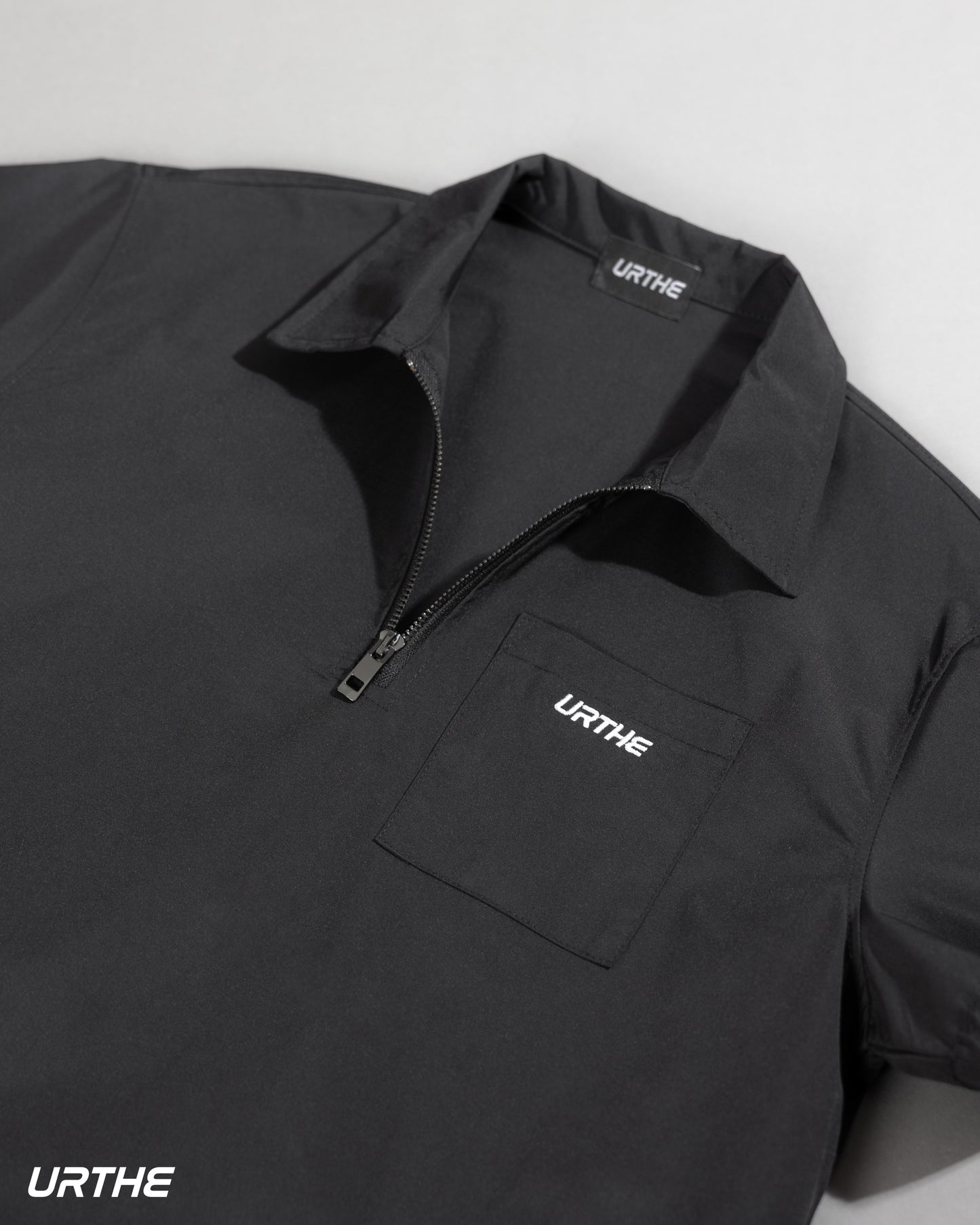 URTHE - เสื้อโปโล แขนสั้น ปักโลโก้ รุ่น ZIP POLO 2.0